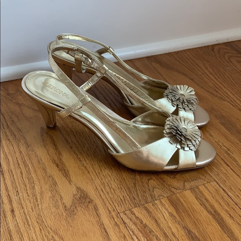 Super cute Merona gold shoes size 9.5